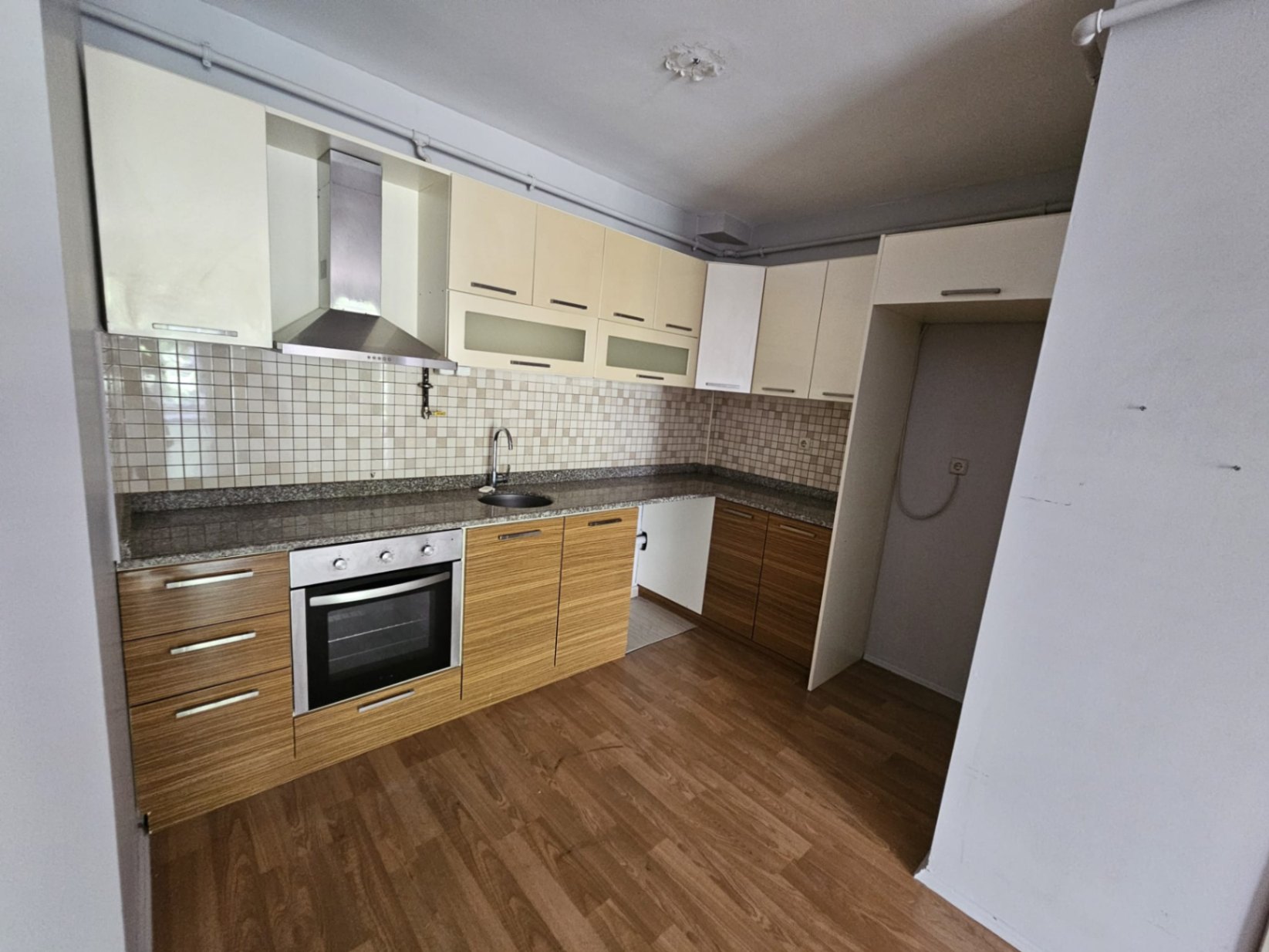 JETİZ 'DEN GÜVENLİKLİ SİTE İÇİNDE KAPALI OTOPARKLI GENİŞ 1+1