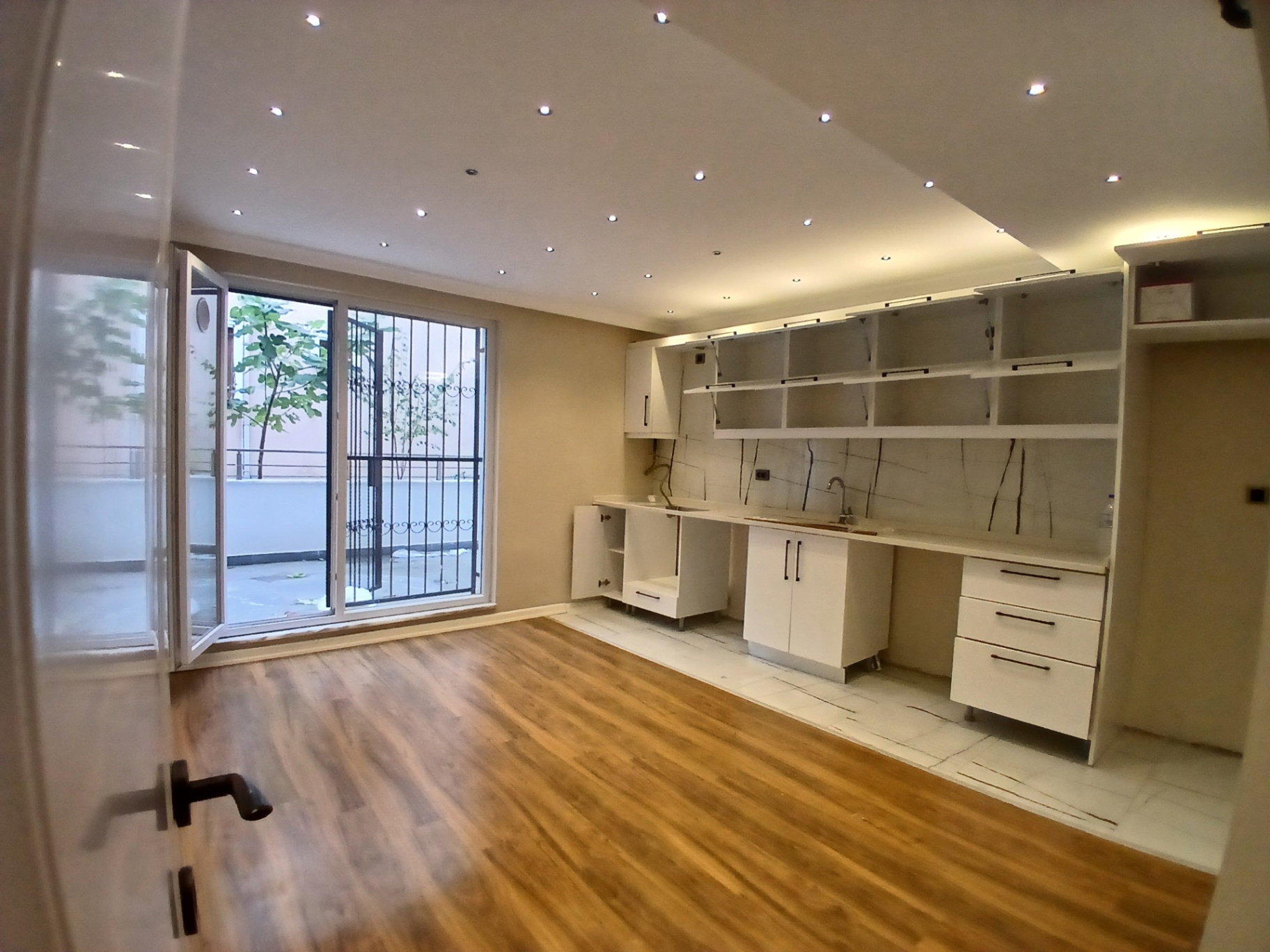 JETİZ DEN KİRALIK YENİLENMİŞ BİNADA 1+1 GENİŞ TERASLI DAİRE