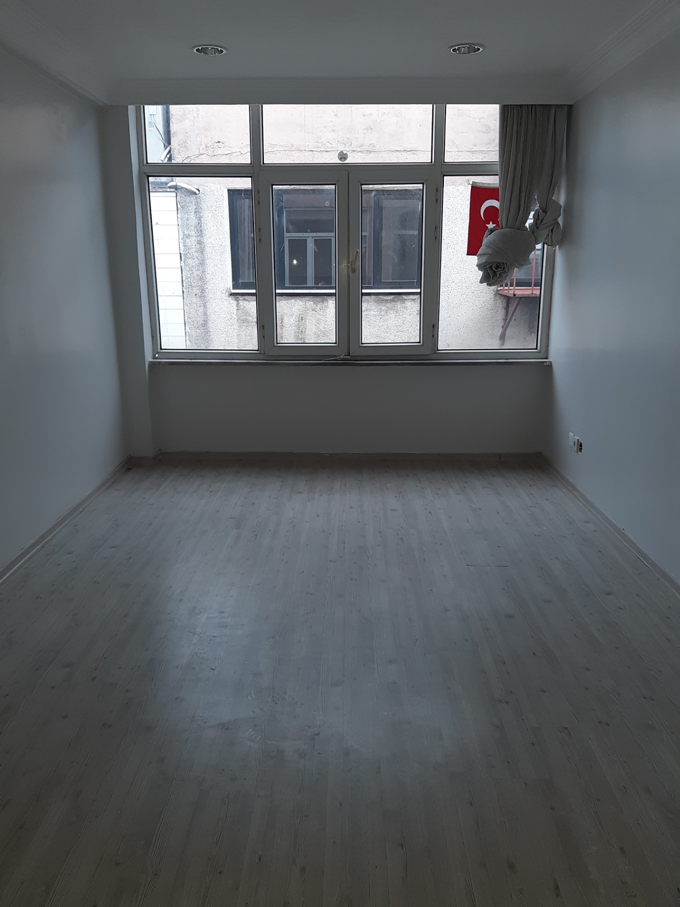 JETİZ DEN SATILIK ÜSKÜDAR MERKEZDE MARMARAY YANI SOKAĞA BAKAN OFİS 25M2